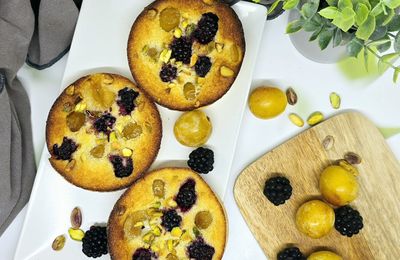 Clafoutis mirabelles, mûres et pistaches