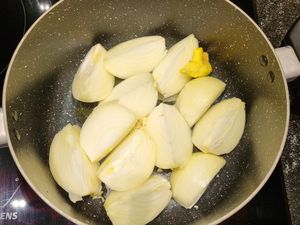 Bouillon nouilles chinoises et boulettes