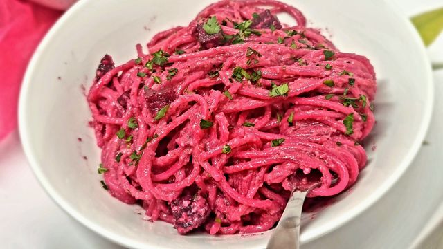 Spaghettis au pesto de betterave