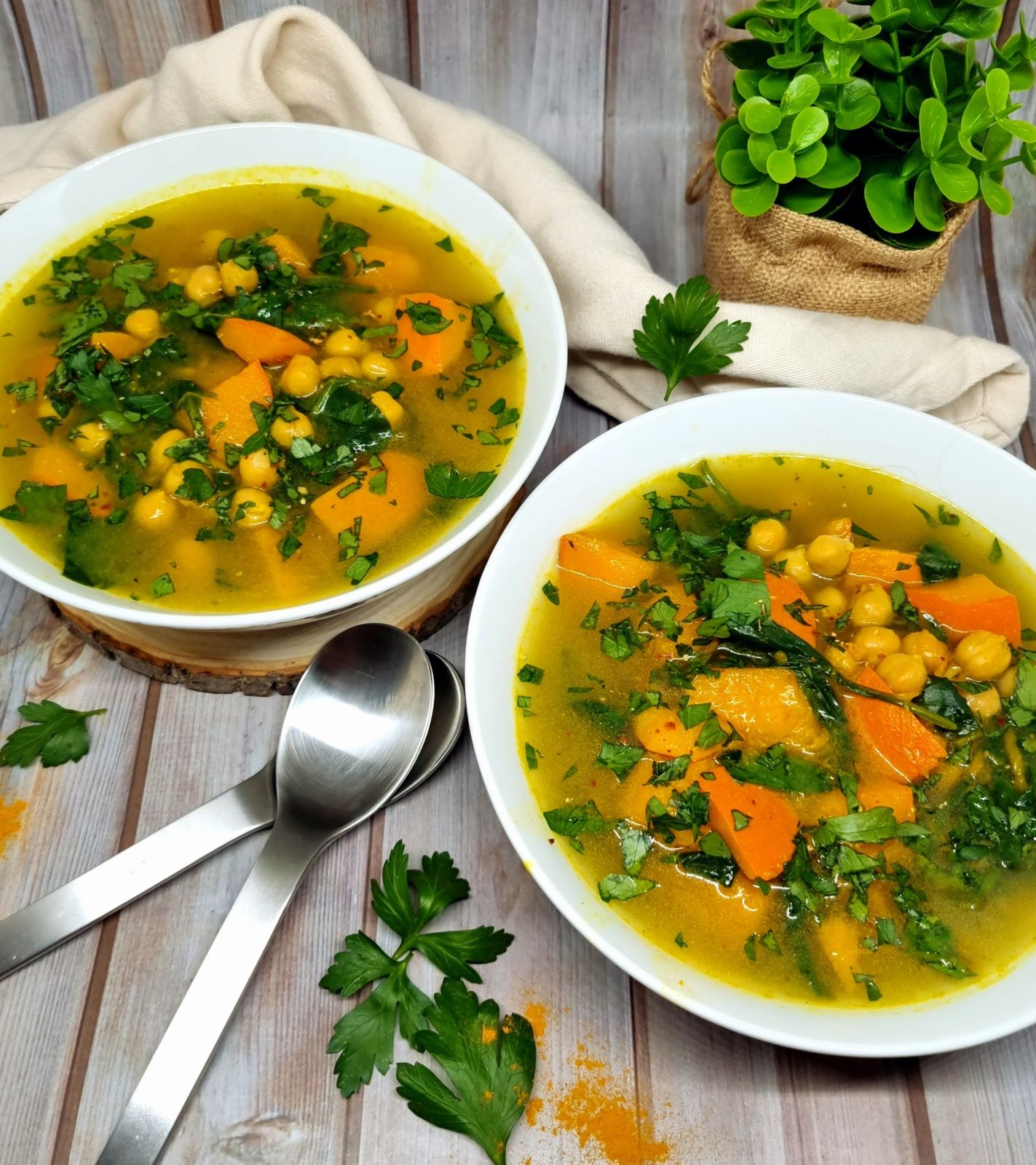 Soupe de potimarron, pois chiches et épinards