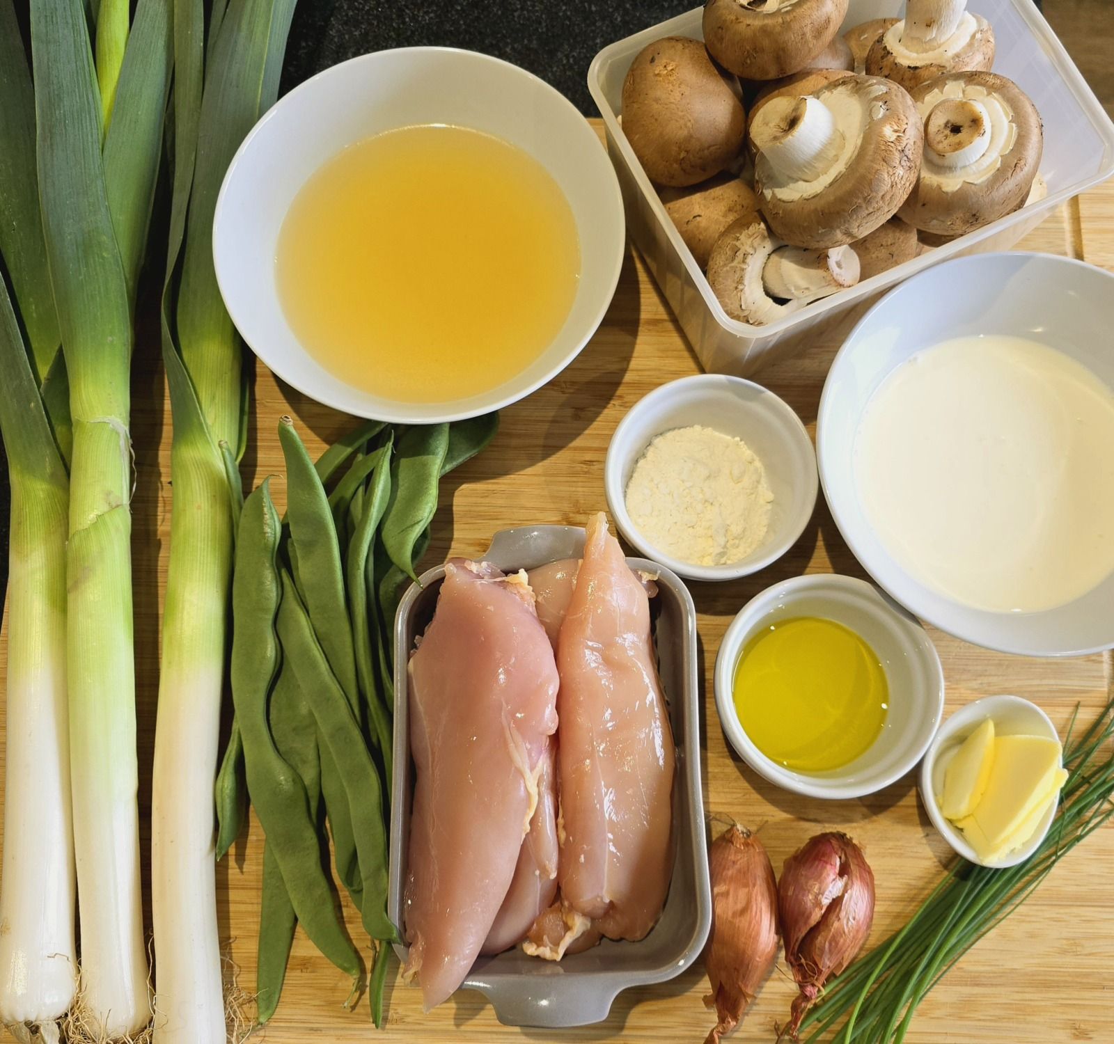Filets de poulet aux poireaux et champignons