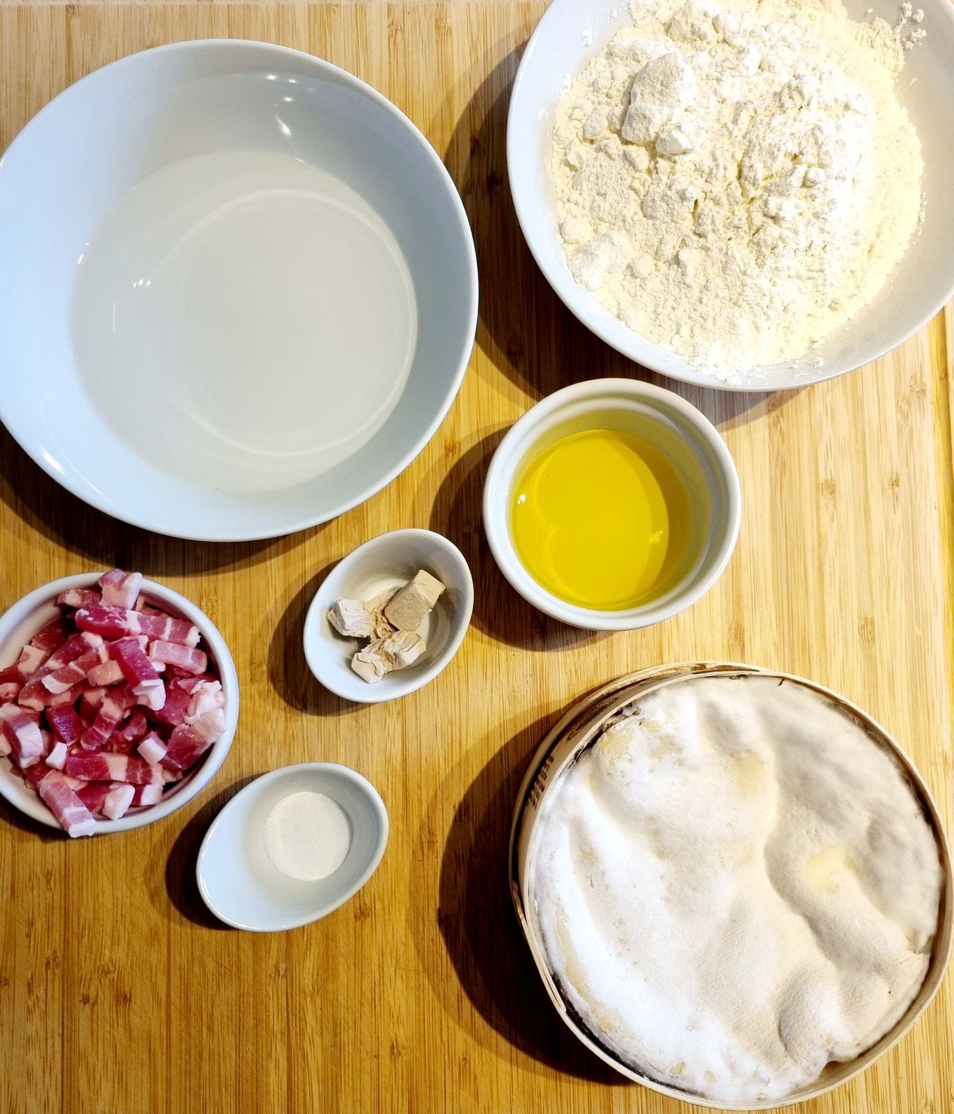 Mont d'or au four et son pain aux lardons