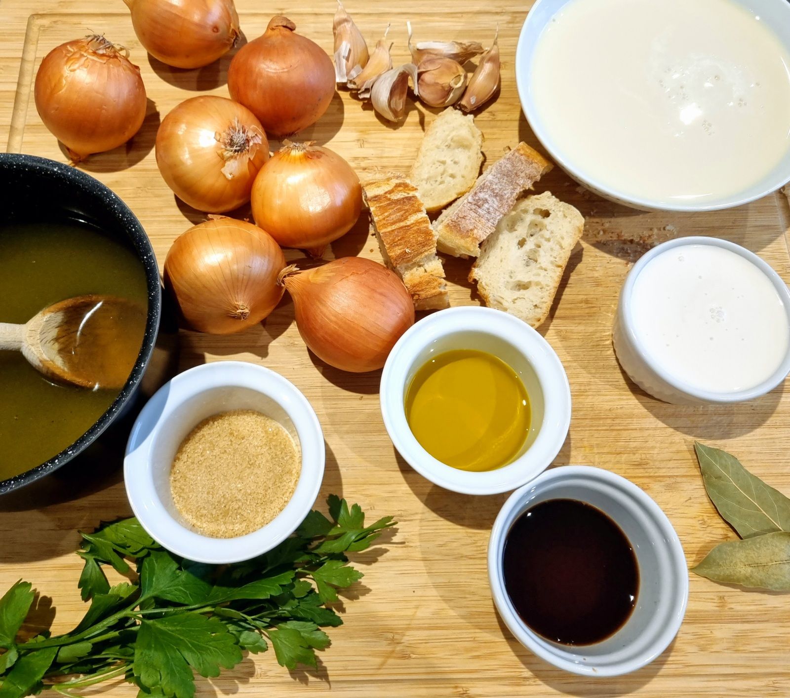 Soupe végane à l'oignon caramélisé