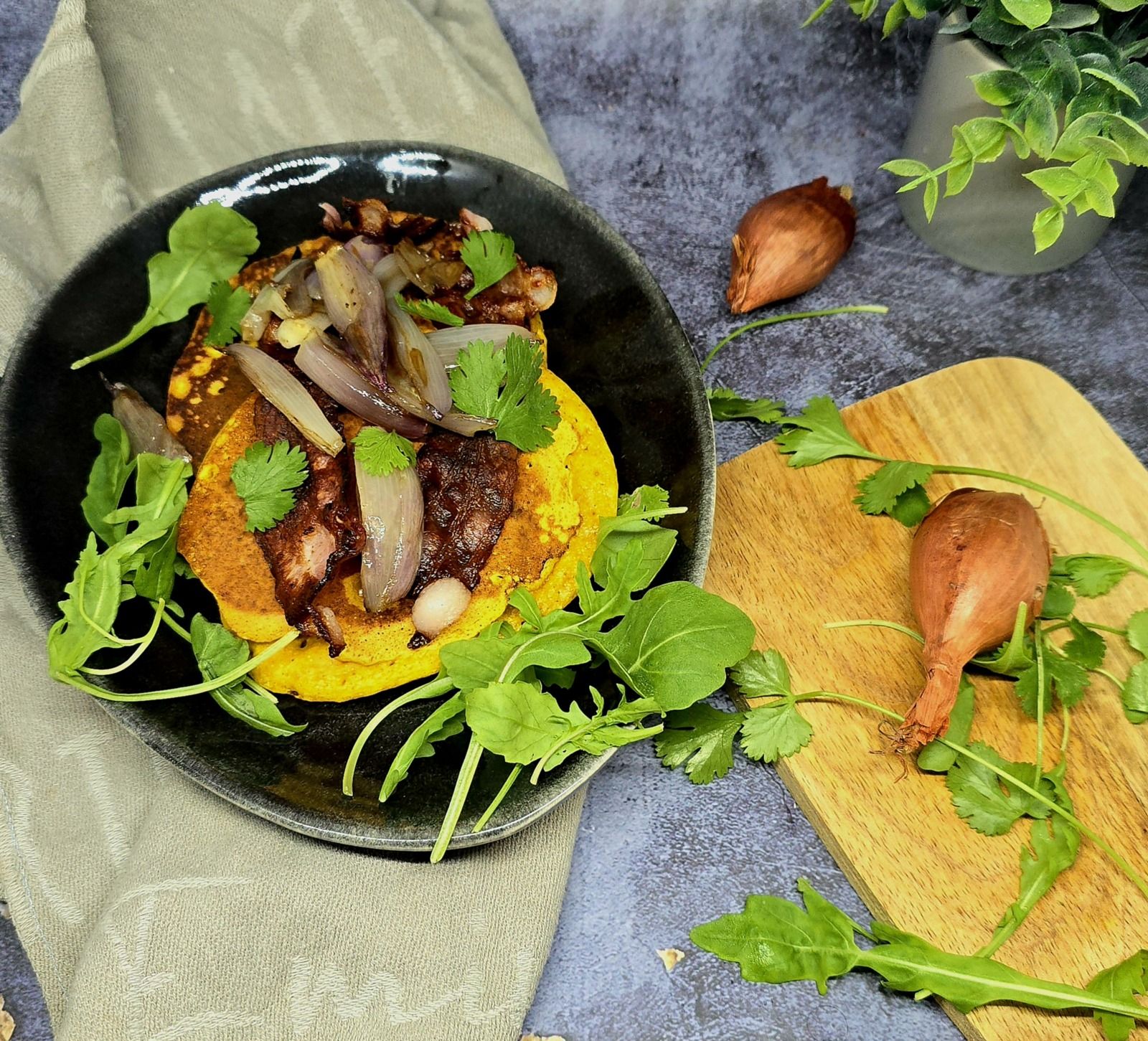 Pancakes de pois chiches, lard et échalotes confites