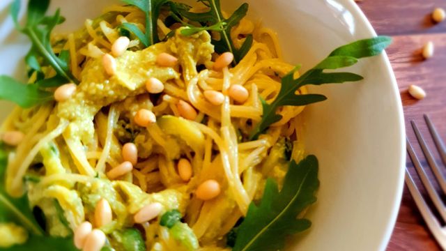 Pâtes au pesto d'avocat et courgettes 