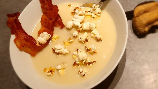 Velouté de chou-fleur, poitrine fumée et pop corn 