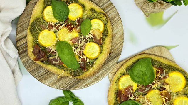 Pizza à la crème de roquette, courgette et pancetta