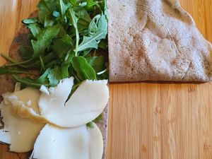 Galettes aux tomates, roquette et scamorza fumée