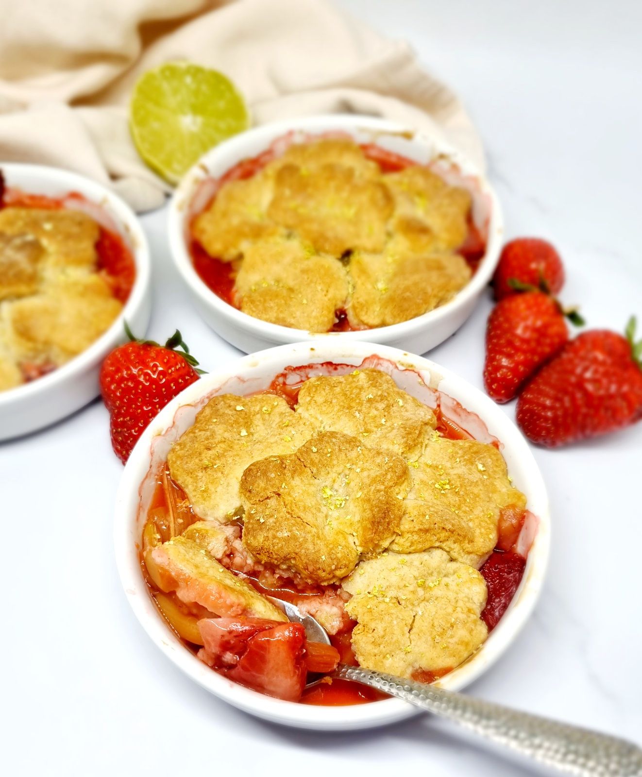 Cobbler fraises et rhubarbe
