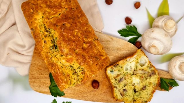 Cake chèvre, champignons et noisettes