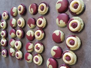 Macaron coco citronnelle coeur cassis