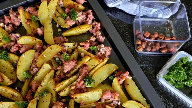 Frites au four et chair à saucisse grillée