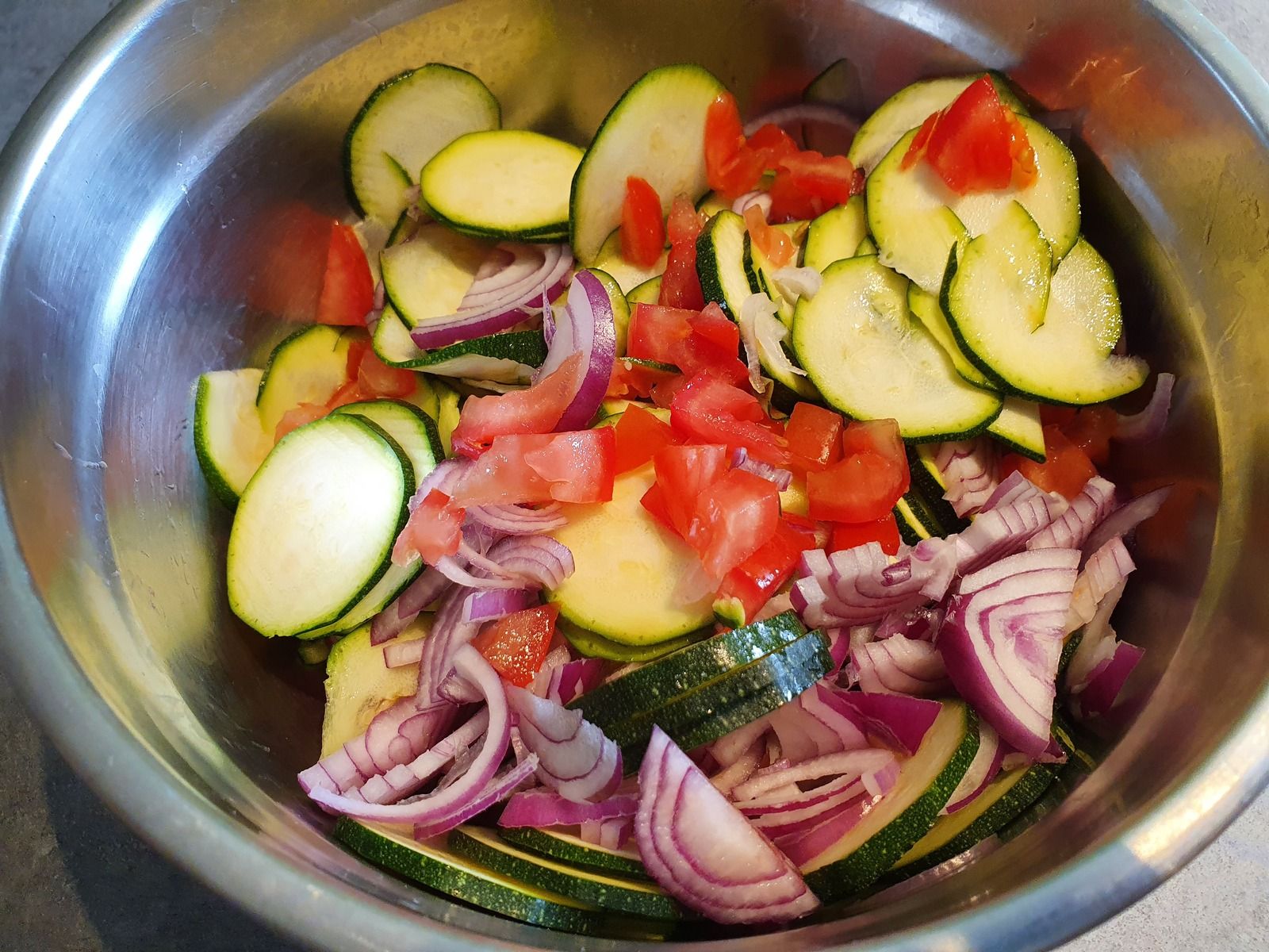 Pain de tomates, courgettes et oignons