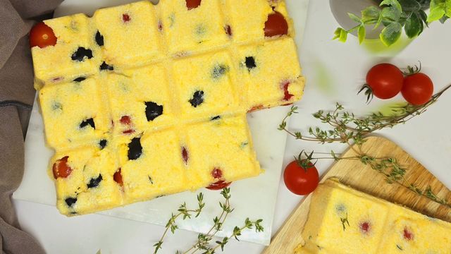 Cubes de polenta aux tomates et olives