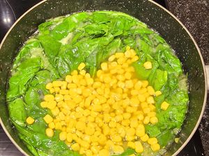 Bouillon d'épinards et maïs et boulettes de polenta