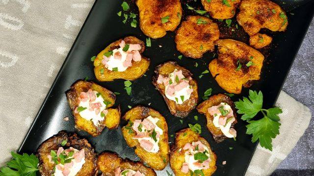 Smashed potatoes garnies