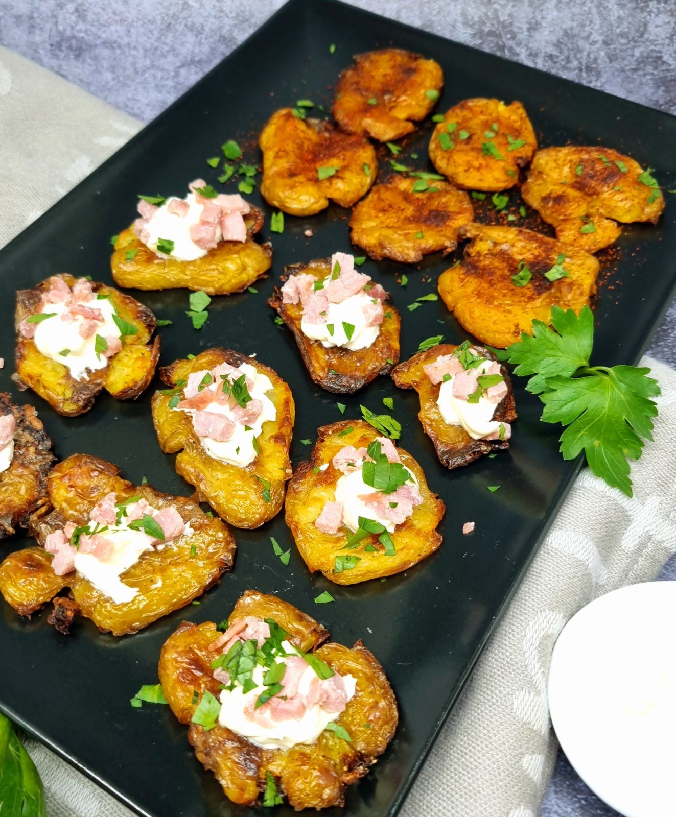 Smashed potatoes garnies