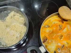 Bouillon nouilles chinoises et boulettes