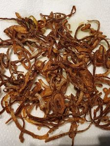 Velouté de petits pois, bacon et oignons frits