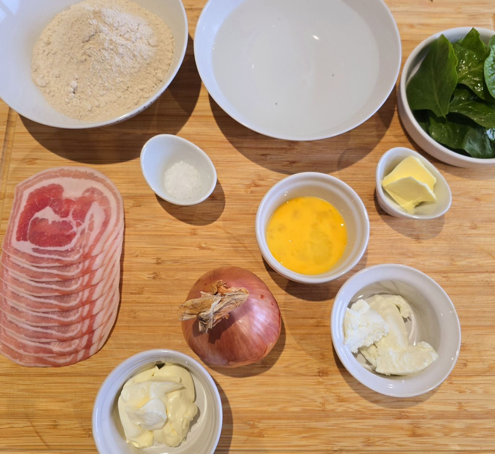 Galette à l'oignon, chèvre et pancetta