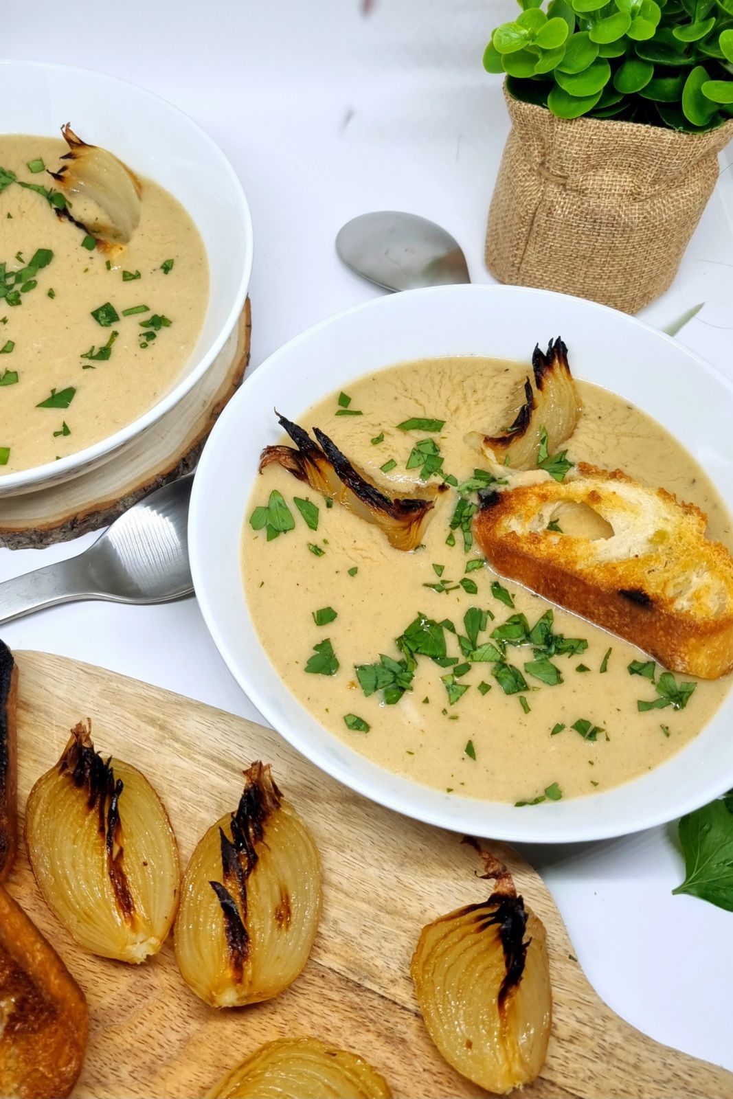 Soupe végane à l'oignon caramélisé