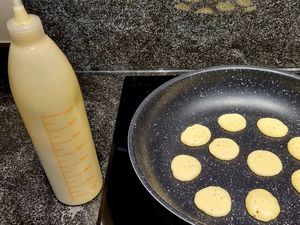 Mini-pancakes, poire, noisette et caramel beurre salé