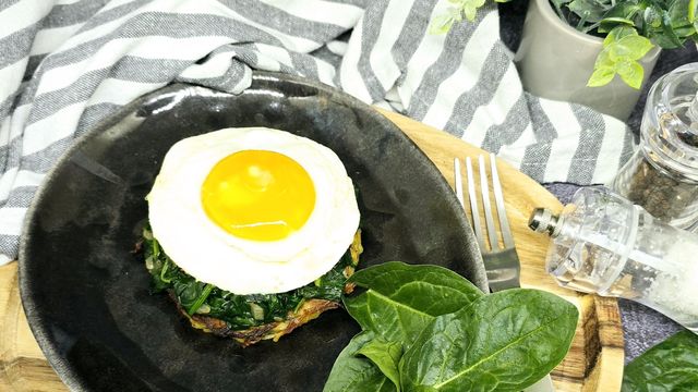 Pancakes de pommes de terre, épinards et œuf