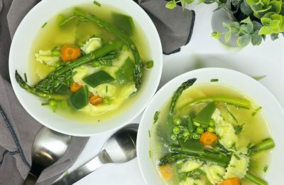 Bouillon express aux légumes et ravioles du Dauphiné