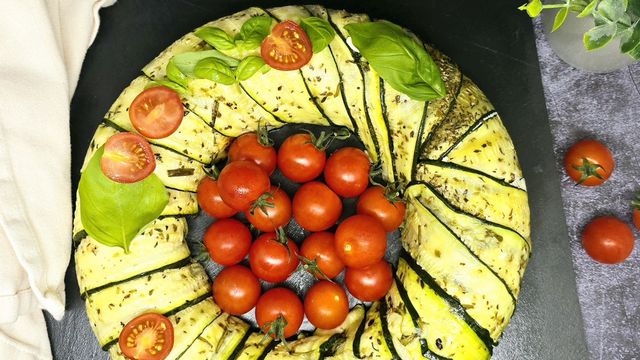 Couronne de courgettes et poivrons à la mozza