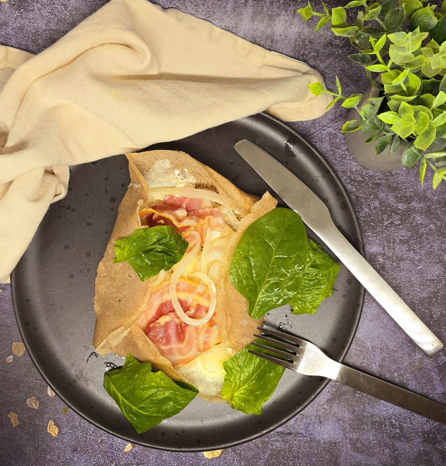 Galette à l'oignon, chèvre et pancetta